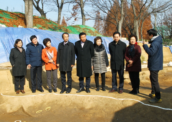 행정보건위원회 현장방문(몽촌토성 내성농장부지 및 외측일원 발굴조사) - 19