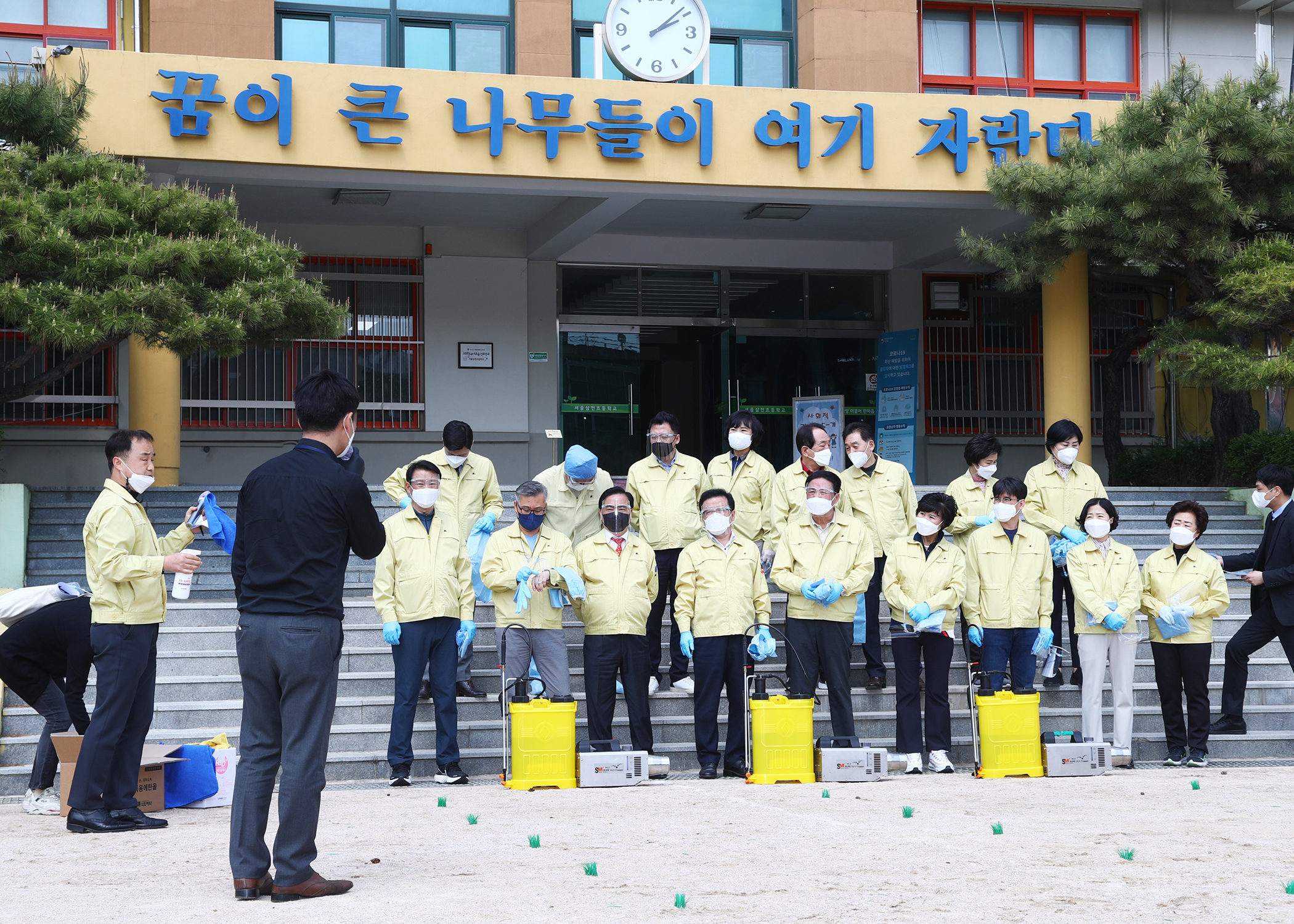 송파구의회 개원30주년 기념 코로나19 방역 봉사활동(삼전초등학교) - 25