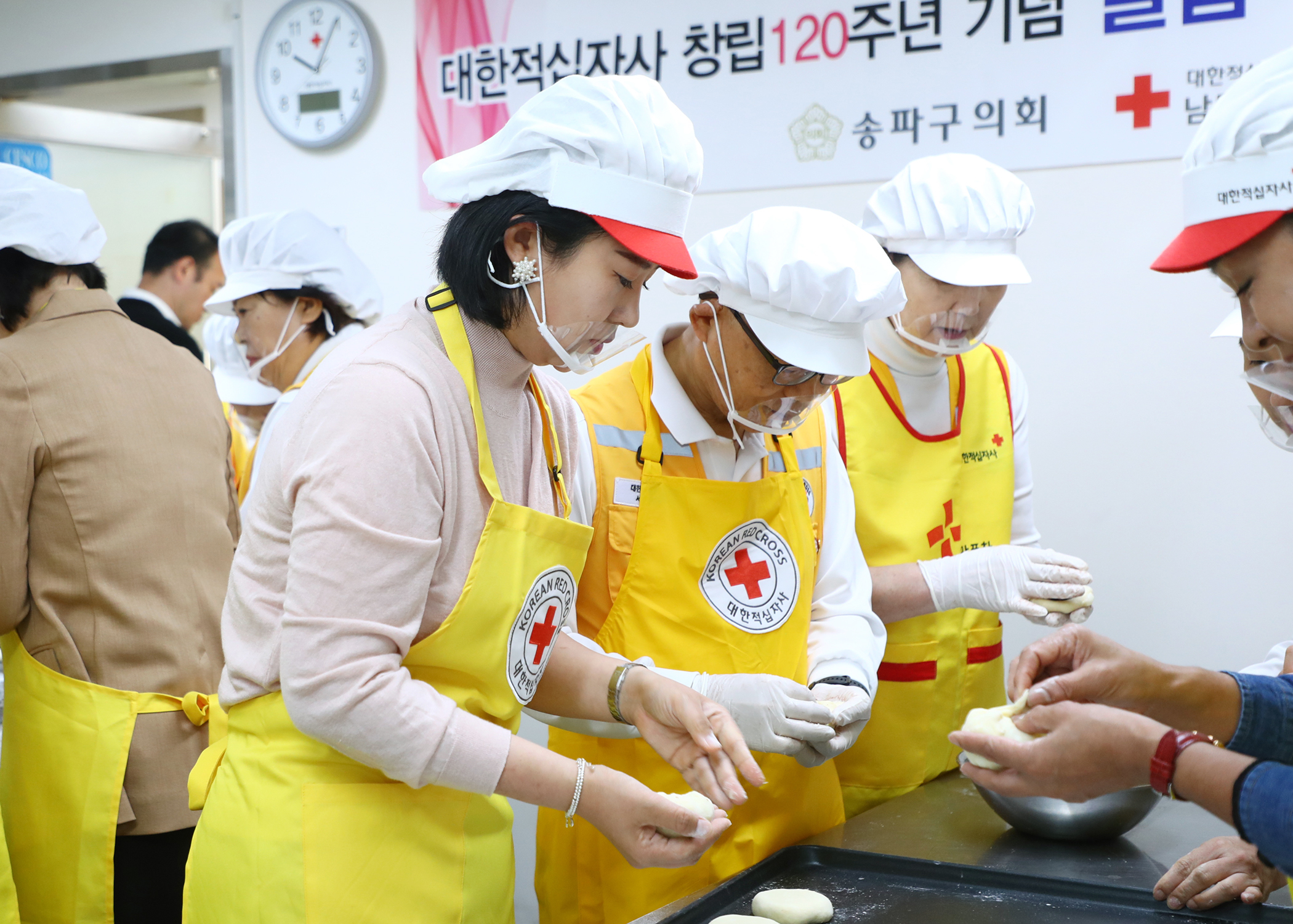 대한적십자사 창립120주년 기념 셀럽 일일피티시에 봉사 참석 - 5