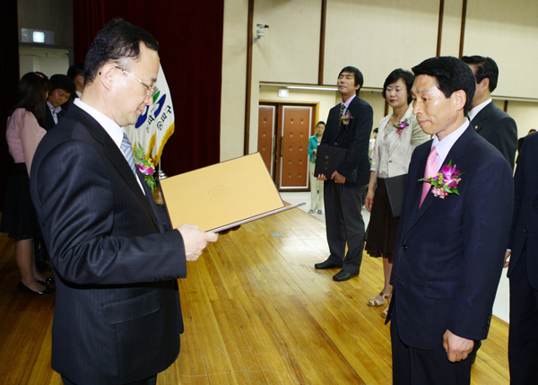 제5대 지방동시선거 당선증 교부식 김상채 의원 - 1