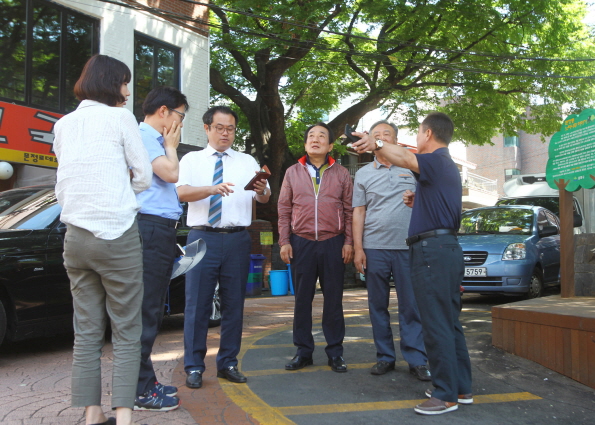 박인섭 부의장, 문정1동 느티나무 지정보호수 쉼터 개선사업 현장점검 - 17