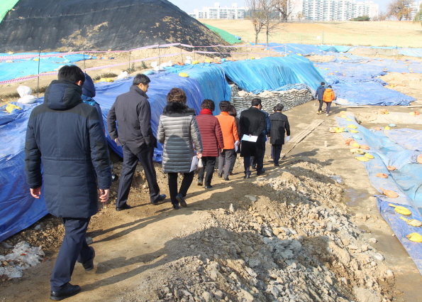 행정보건위원회 현장방문(몽촌토성 내성농장부지 및 외측일원 발굴조사) - 11