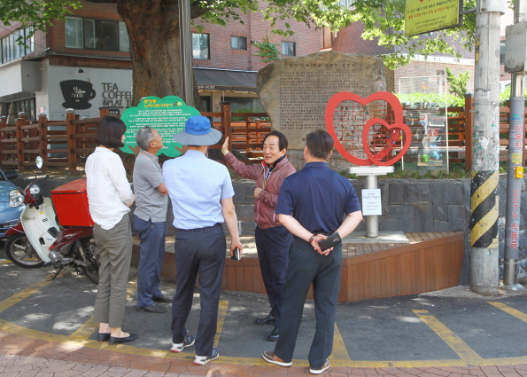 박인섭 부의장, 문정1동 느티나무 지정보호수 쉼터 개선사업 현장점검 - 5