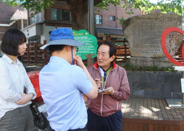 박인섭 부의장, 문정1동 느티나무 지정보호수 쉼터 개선사업 현장점검 - 2