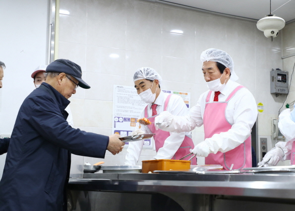 송파노인종합복지관 배식봉사(재정복지위원회) - 1