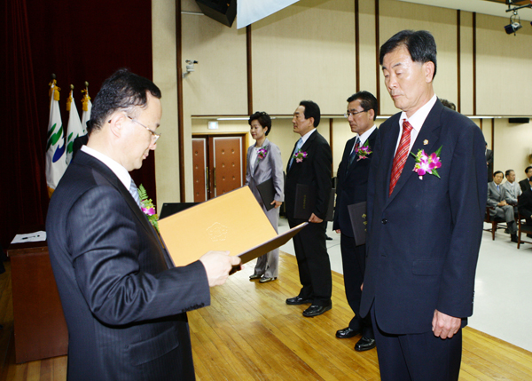 제5대 지방동시선거 당선증 교부식 김철한 의원