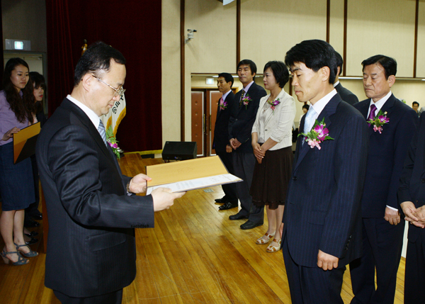 제5대 지방동시선거 당선증 교부식 안성화 의원