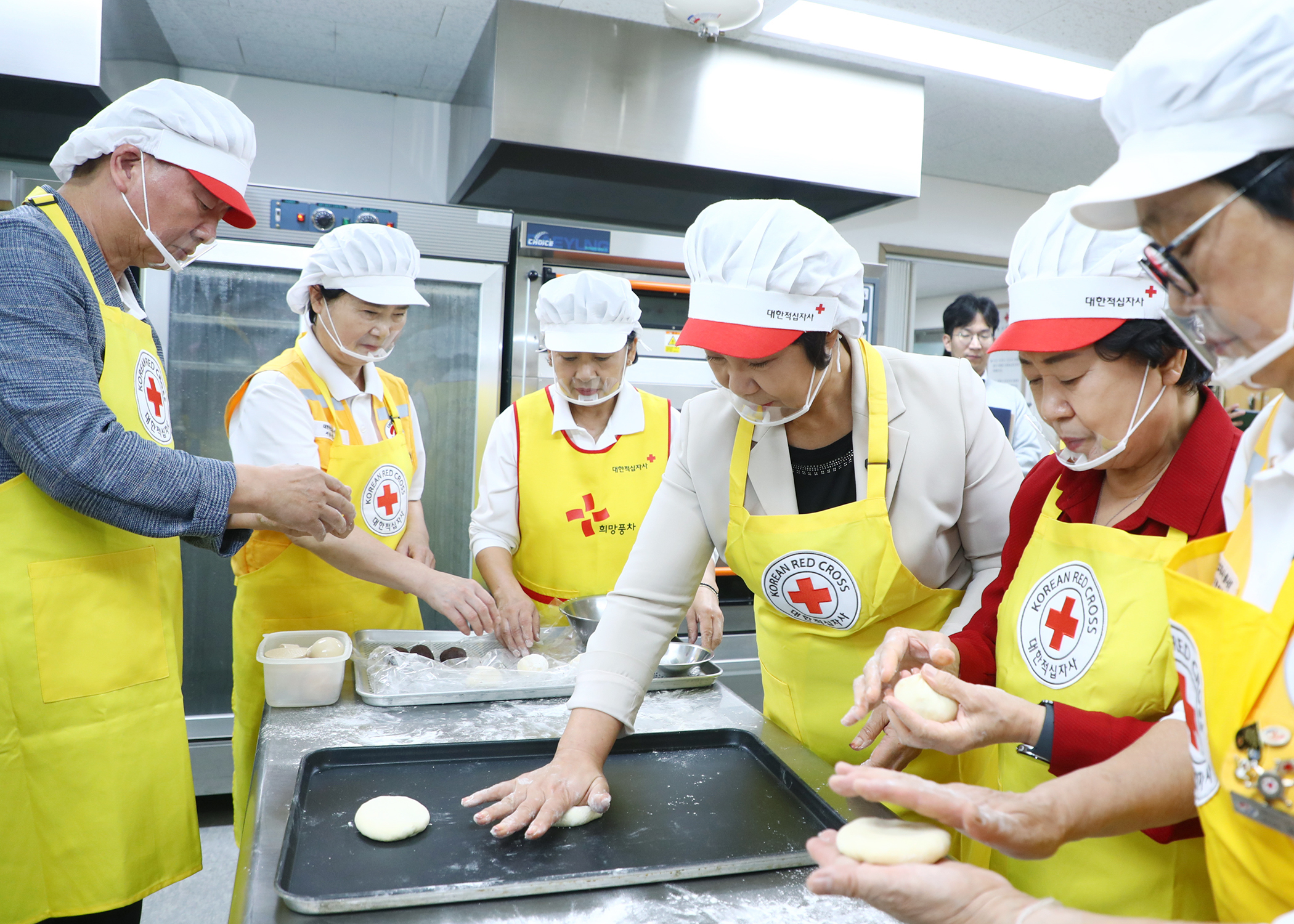 대한적십자사 창립120주년 기념 셀럽 일일피티시에 봉사 참석 - 3