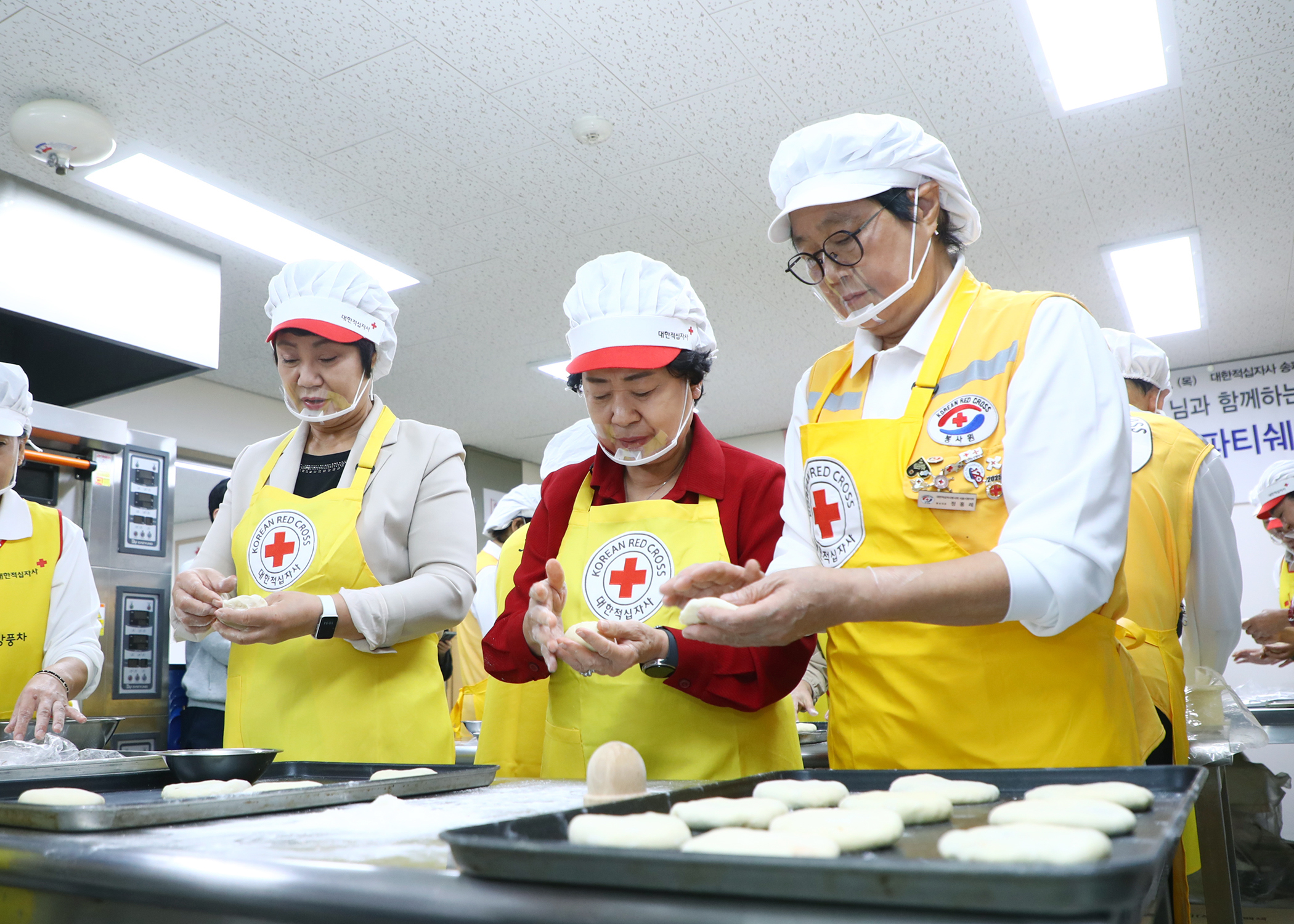 대한적십자사 창립120주년 기념 셀럽 일일피티시에 봉사 참석 - 5