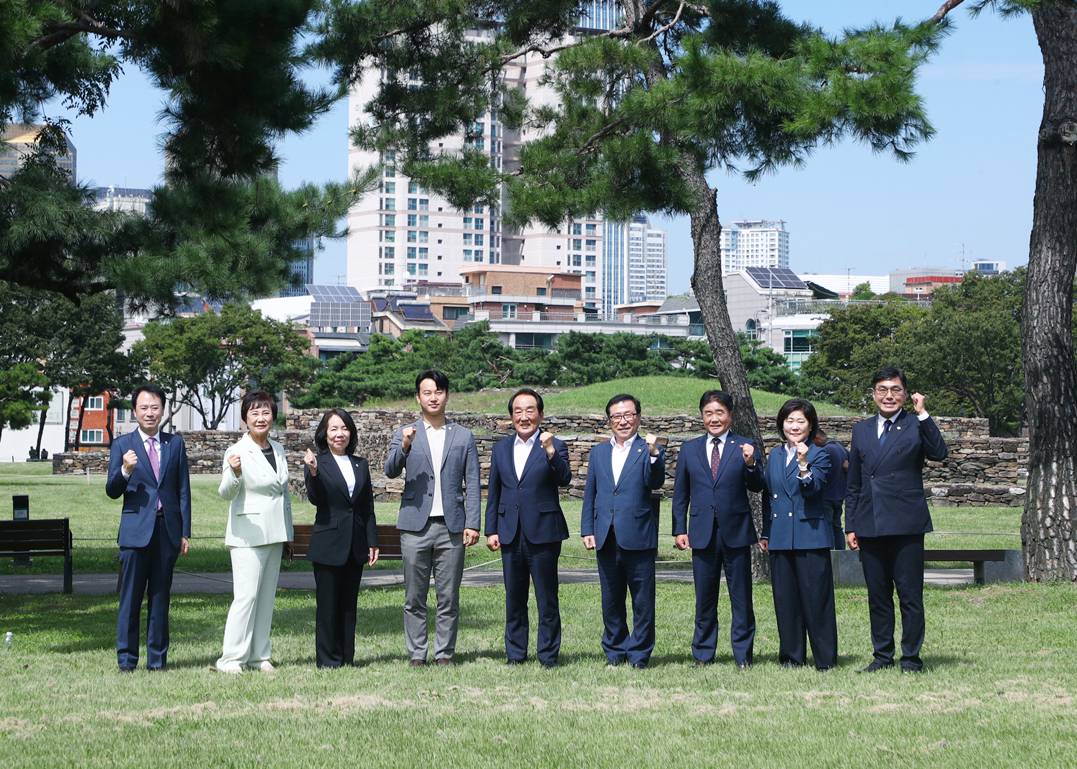 제10대 송파구의회 도시건설위원회 석촌동고분군 단체촬영 - 1
