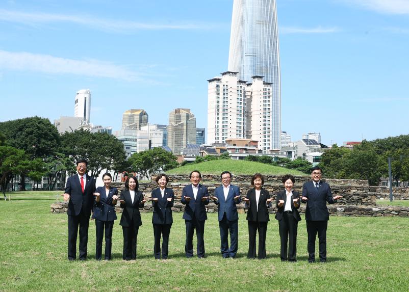 제10대 송파구의회 운영위원회 석촌동고분군 단체촬영